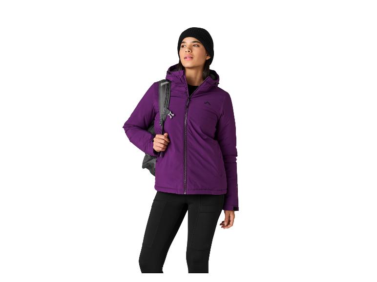 Vrouw in paarse jas en zwarte broek met rugzak.