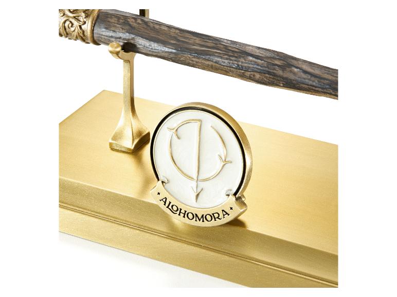The Noble Collection Harry Potter Celebration-toverstaf op een gouden standaard met Alohomora-embleem