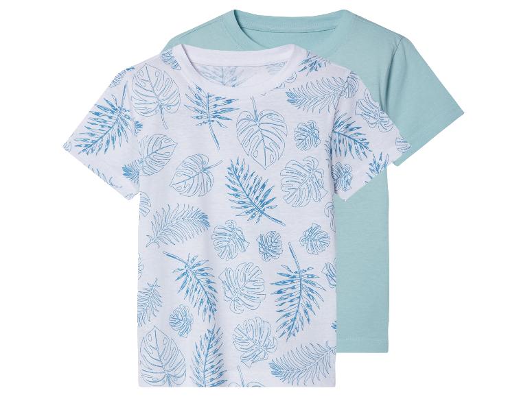 Twee T-shirts: één met een tropisch bladerprint in blauw, één effen lichtblauw.