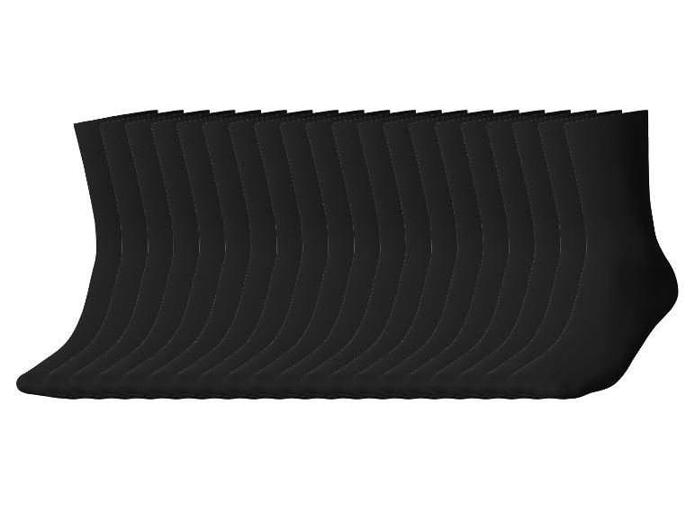 Een rij zwarte sokken, netjes gerangschikt.
