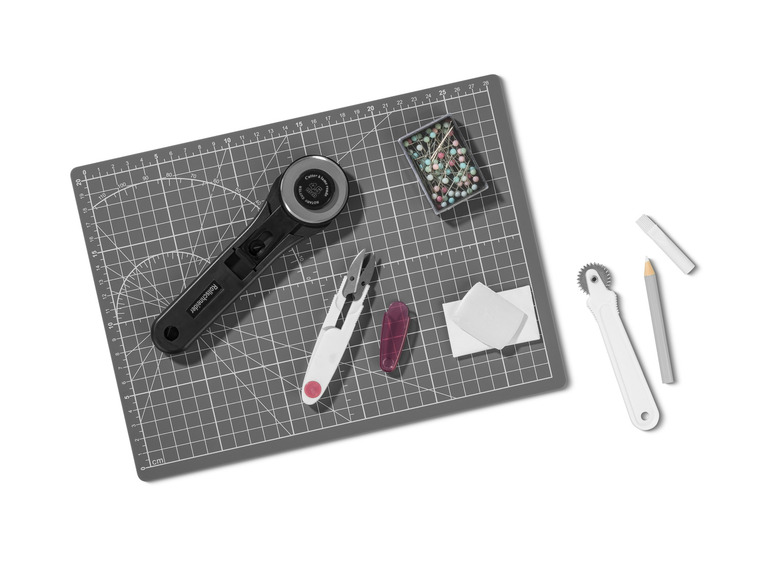 Een snijmat, een rolmes, een naaiset en andere handwerkbenodigdheden.