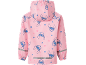 Roze kinderregenjas met blauw buitenaards figuur en bloemenprint.