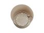 Beige plastic plantenpot met drainage-inzet, van bovenaf gezien.
