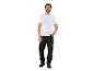 Man in wit T-shirt en zwarte werkbroek met grijze details