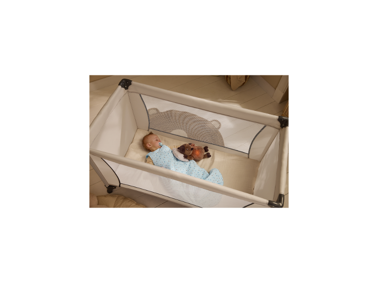 LUPILU® babyreisbedje met een slapende baby erin