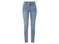 Een paar blauwe skinny jeans voor dames.