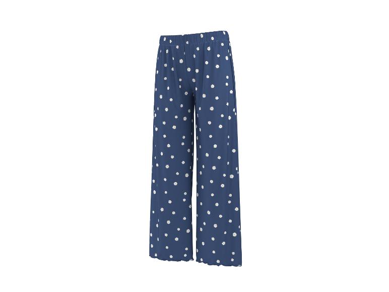 Blauwe broek met madeliefjespatroon.