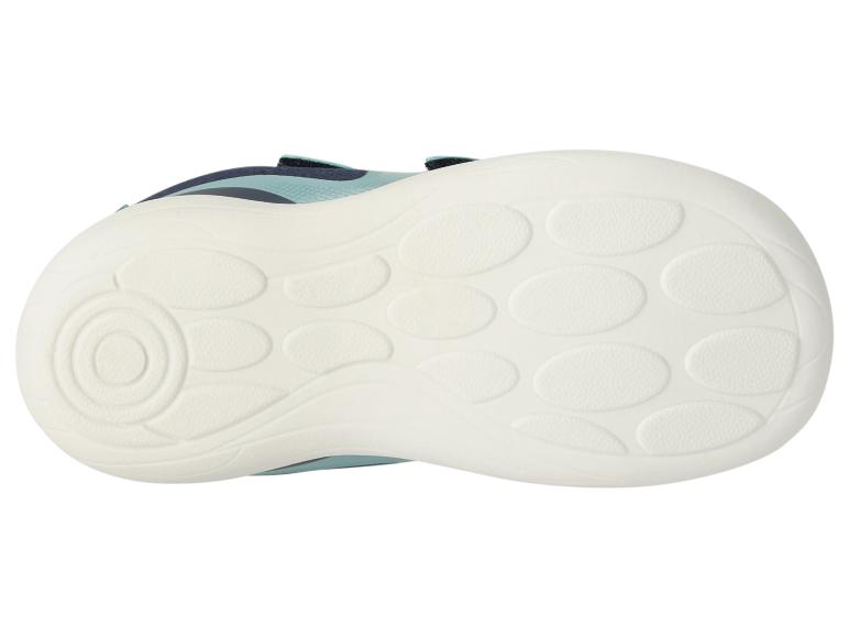 Witte zool van een blauw-lichtblauwe kindersportschoen.