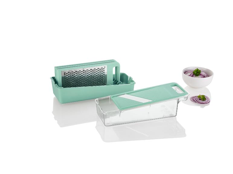 Een groene mandoline en rasp met gesneden rode ui