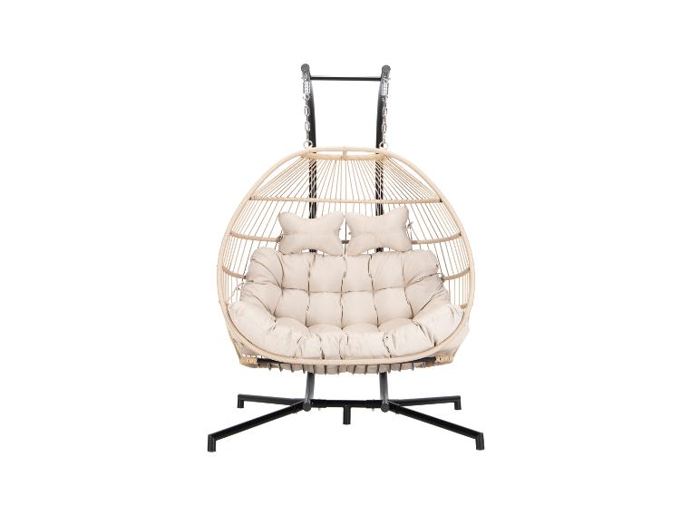 Wicker hangstoel met beige kussens en zwart metalen frame