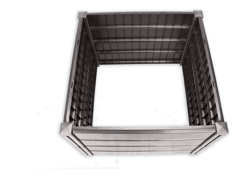 Een open zwarte composter van plastic.
