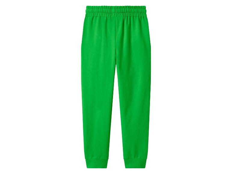 Groene kinder joggingbroek met elastiek in de taille en bij de enkels.