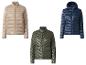 Drie gewatteerde jassen in beige, olijfgroen en marineblauw, twee met opstaande kraag, één met capuchon.