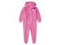 Een roze fleece onesie met een regenboog