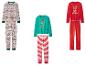 Drie sets kerstpyjama's, met feestelijke patronen zoals rendieren, bomen en strepen.