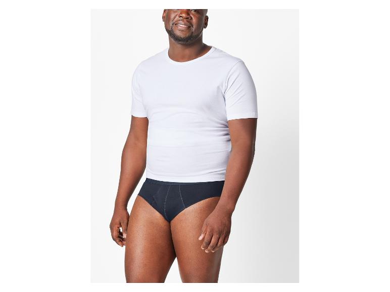 Man draagt een wit T-shirt en zwarte onderbroek.