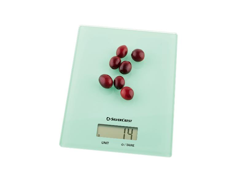 Groene SilverCrest keukenweegschaal met cranberry's.