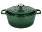Groene gietijzeren braadpan met deksel en zilverkleurige knop.