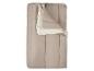 Beige dekbed of slaapzak met crèmekleurige binnenvoering, opgevouwen
