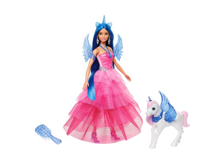 Pop in roze jurk met blauwe eenhoornaccessoires en een speelgoed eenhoorn.