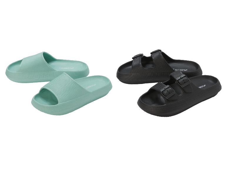 Groene slippers en zwarte sandalen op een witte achtergrond.