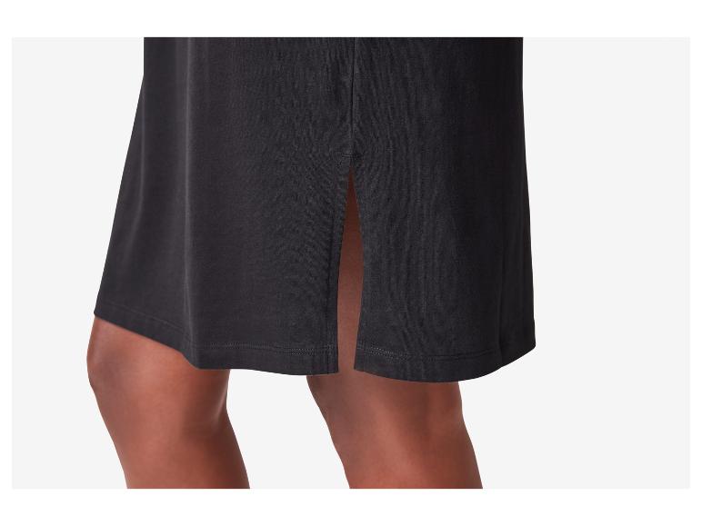 Eenvoudige zwarte jurk, minimalistische stijl.