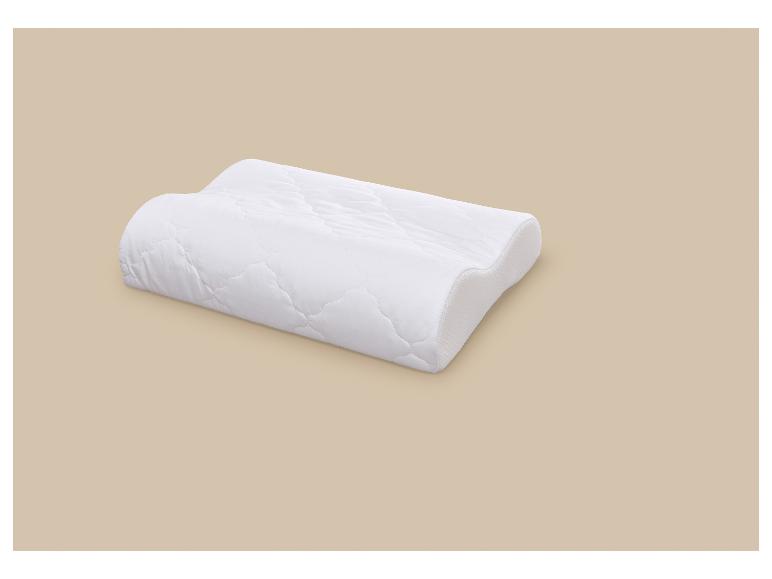Wit orthopedisch kussen met gewatteerde hoes op een beige achtergrond