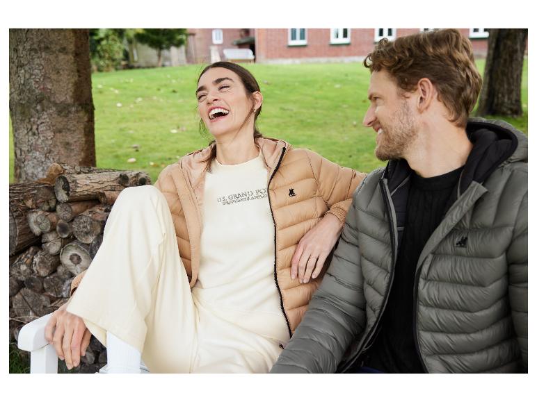 Een man en een vrouw dragen Kaporal jassen.