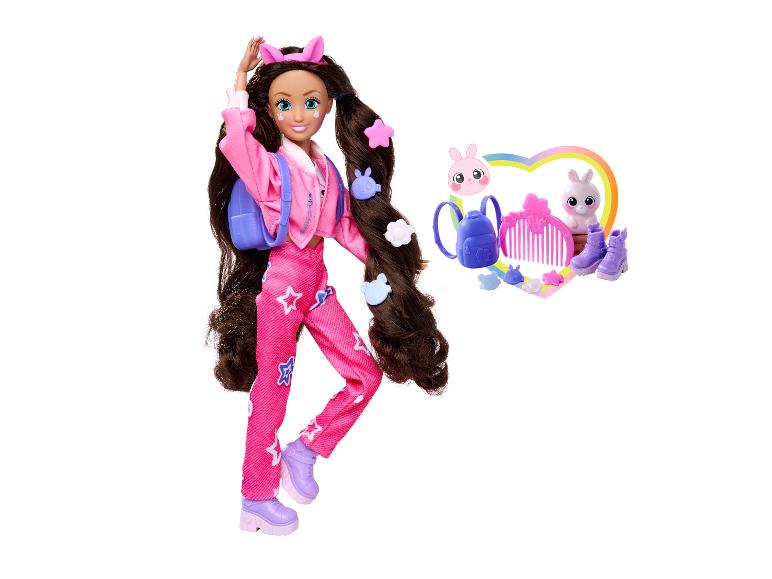Pop met lang bruin haar en roze outfit, inclusief accessoires.