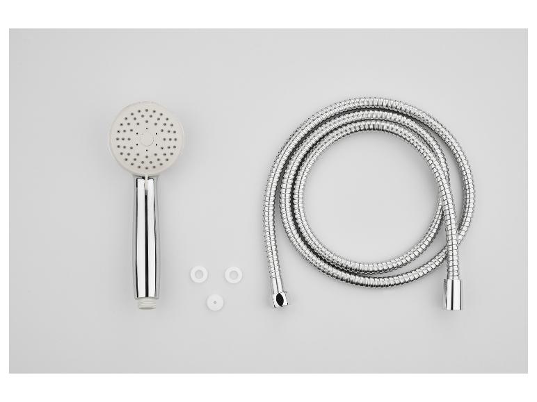 Een chromen douchekop en slang