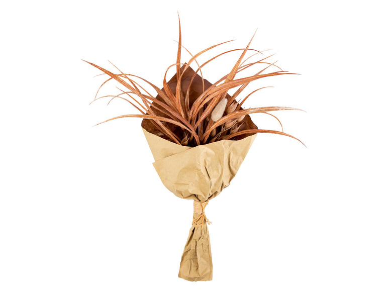 Een boeket droogbloemen in bruin papier.