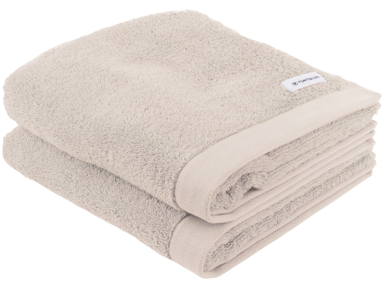 Twee gevouwen beige handdoeken, zacht en pluizig, met een subtiele rand.