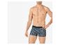 Man in Sloggi boxershorts met blauw-zwart geometrisch patroon.