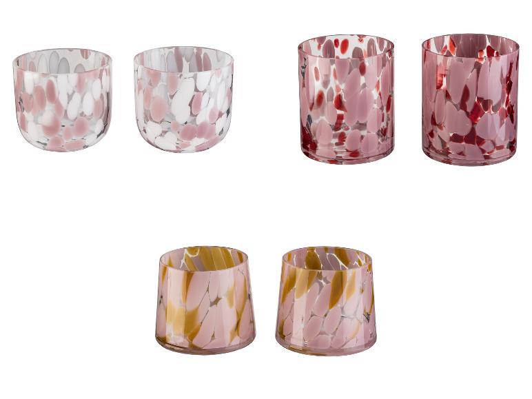 Glazen met gespikkelde patronen in diverse tinten roze en geel.