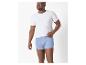Man in wit T-shirt en lichtblauwe boxershort