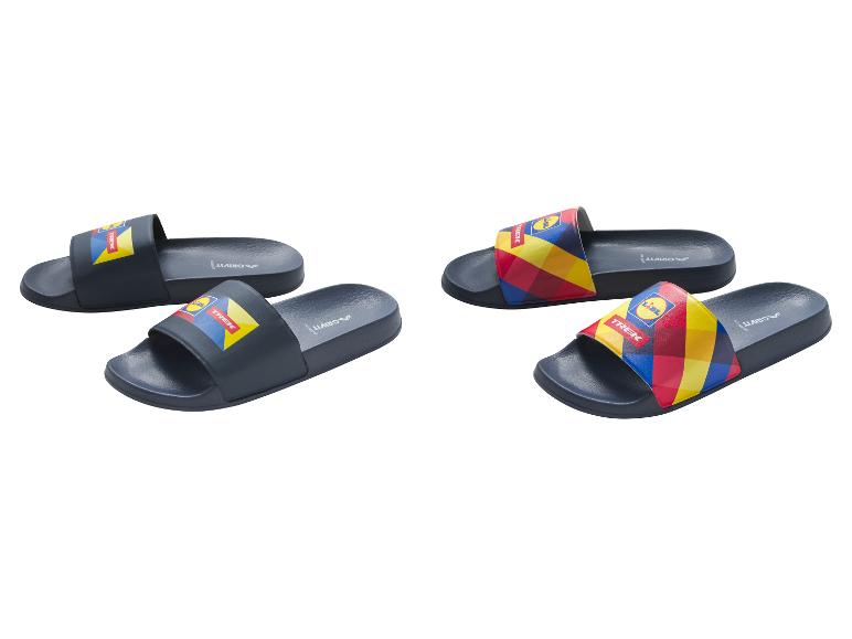Twee paar donkerblauwe slippers, één met een geometrisch patroon en de andere met een effen band.