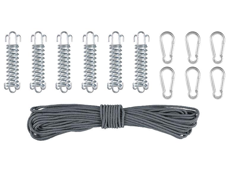 Set met tentveren, karabijnhaken en touw op een witte achtergrond.