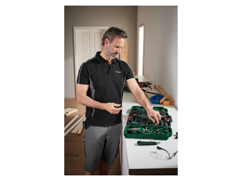 Een man bekijkt een Parkside gereedschapset.