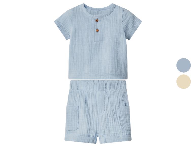 Blauwe babyoutfit met shirt met korte mouwen en korte broek met zakken.