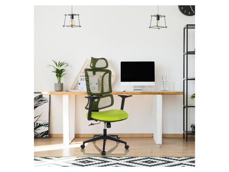 Groene bureaustoel met mesh rugleuning in een modern thuiskantoor.