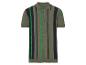 Groen gebreid poloshirt met marineblauwe en groene strepen.