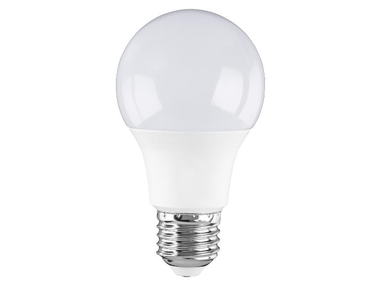 Een witte LED-lamp met een zilveren metalen voet, op een witte achtergrond.