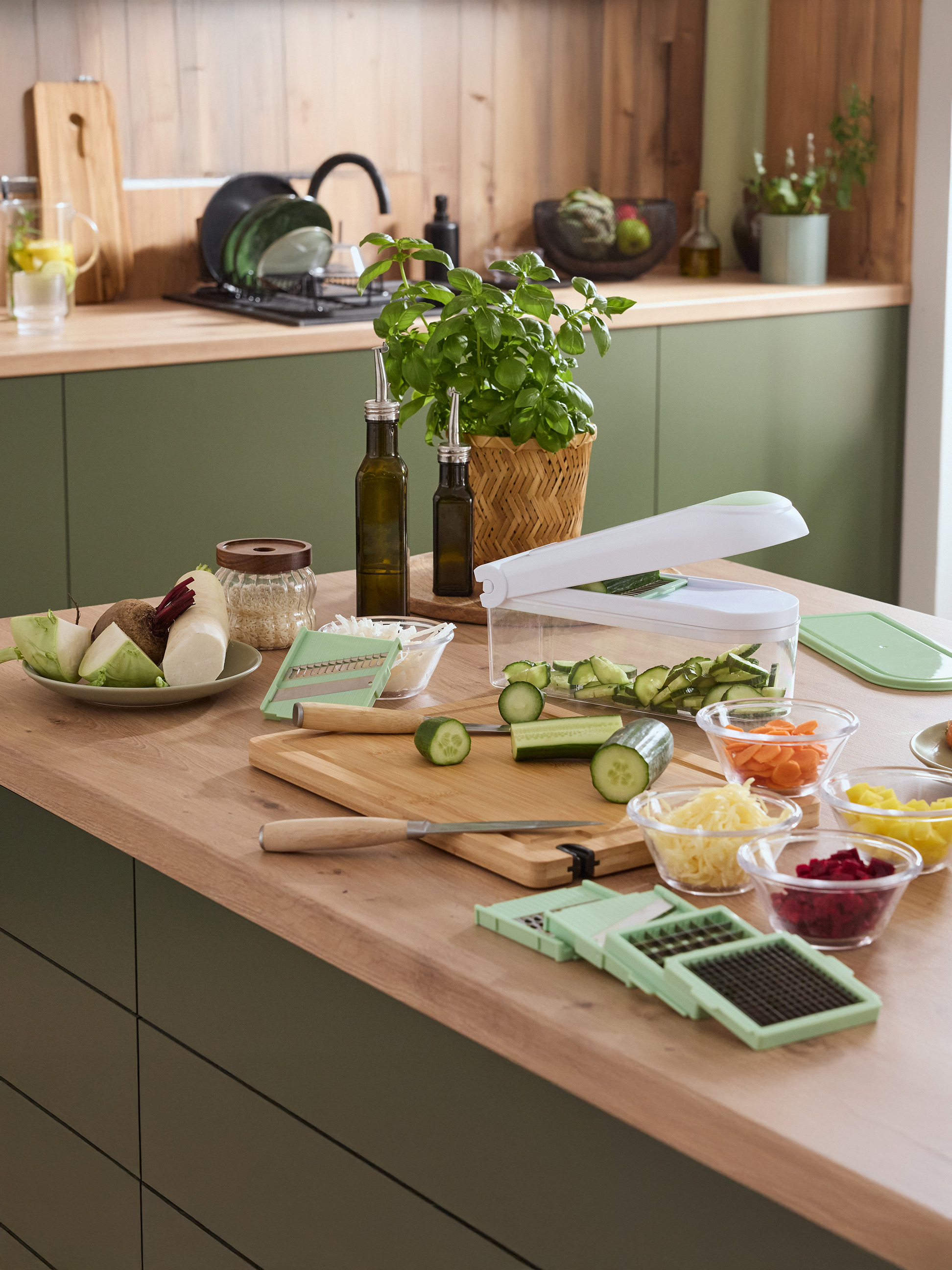 Keukenblad met groentesnijder, verse groenten en kruiden.