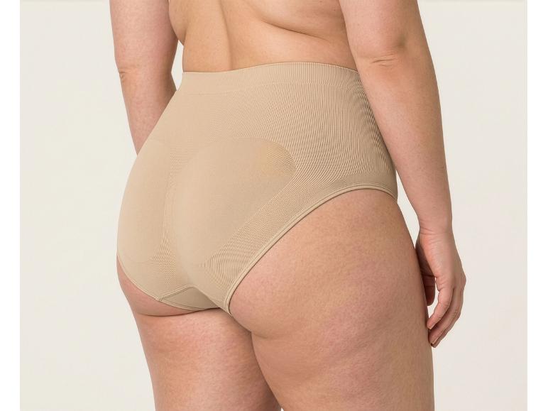 Achteraanzicht van een vrouw in beige corrigerende slips, die het bilgebied benadrukken.