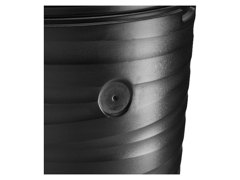 Close-up van een zwart plastic vat met een gestructureerd oppervlak en een ronde dop.