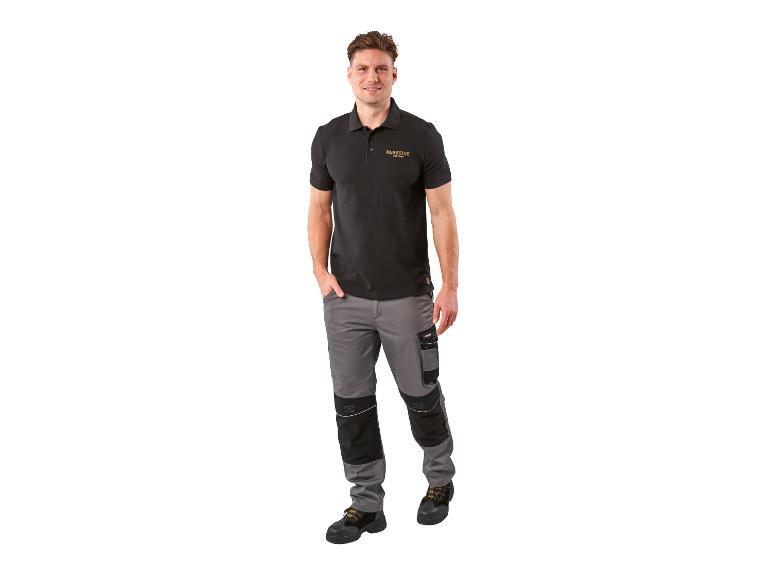 Man in zwart poloshirt en grijze werkbroek.