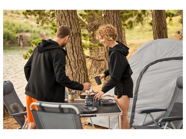 Kamperen met opvouwbare stoelen, kookgerei en een tent.