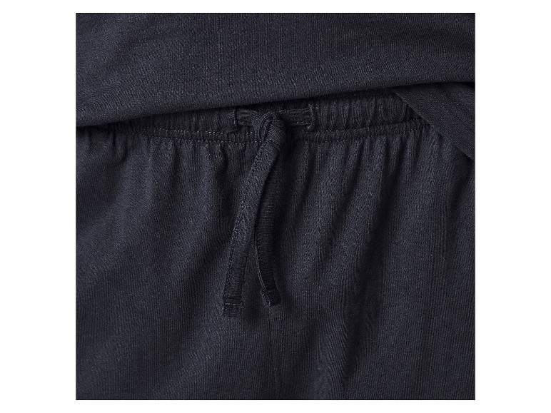Close-up van donkerblauwe joggingbroek met trekkoord in de taille