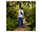 Een vader en zijn zoon wandelen door een weelderige jungle.