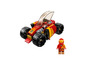Een rode LEGO Ninjago auto met een minifiguur